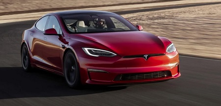 Tesla запускает новую модель электромобиля: Model S Plaid с увеличенным запасом хода