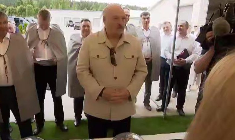 Лукашенко вспомнил молоко Путина и поспорил с производителем