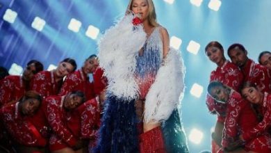 «С нами Бейонсе»: певица вышла на сцену в цветах флага России