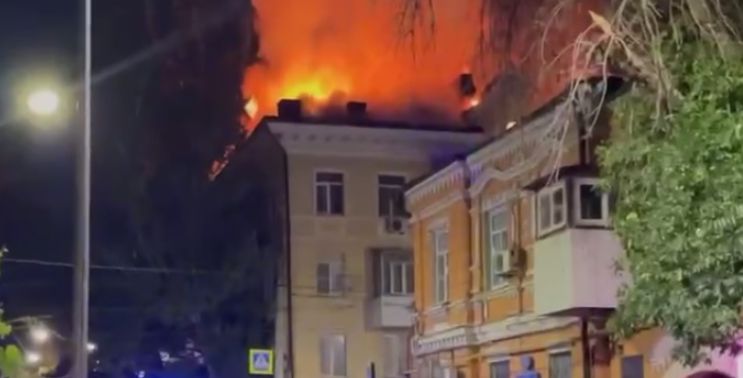 Две многоэтажки загорелись в Ростове-на-Дону после атаки ВСУ