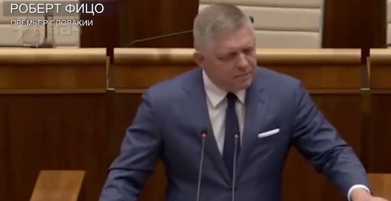 Премьер Словакии: «Русские встают на колени только чтобы завязать шнурки»