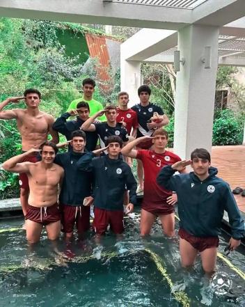 Эпичное фото сборной Армении U19 после матча с Турцией1