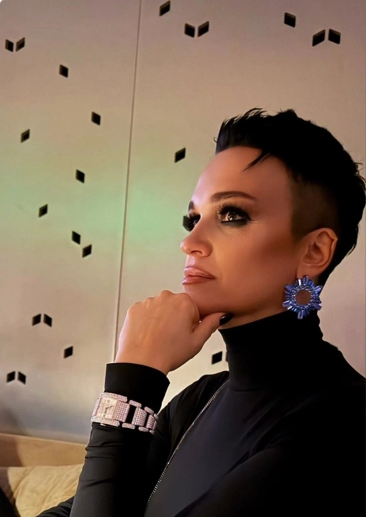 Портретное фото Ани Лорак на светском мероприятии