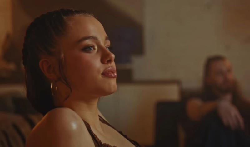 Кадр из музыкального видео Даен с Шайло Джоли