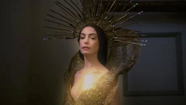 Секрет образа Энн Хэтэуэй: как Тейлор Свифт захватила «Мать Марию»