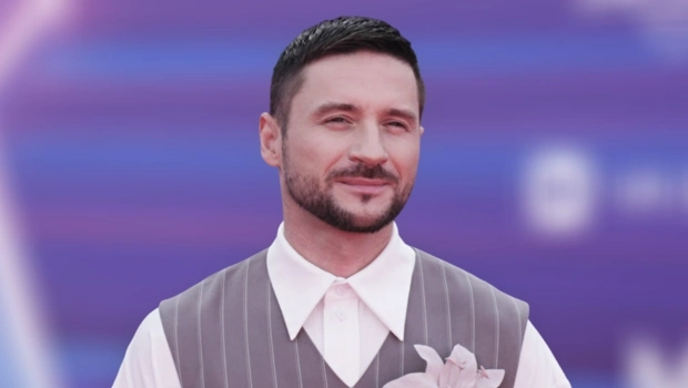 Сын, дочь и кокос: Сергей Лазарев засветил идеальный пресс в отпуске