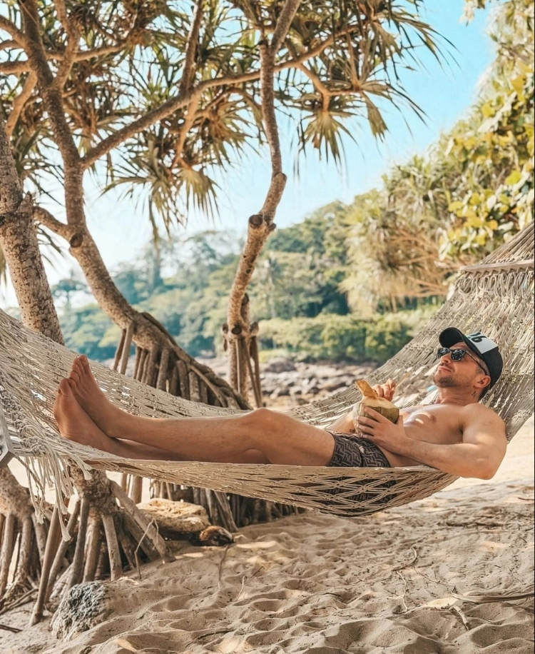 Сергей Лазарев с кокосом на тропическом отдыхе